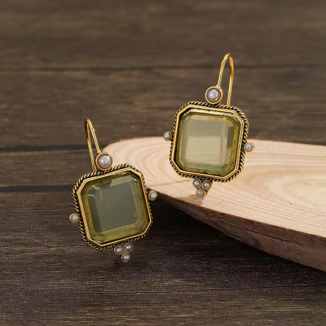 Maeble Vintage oorbellen met groene steen en parel